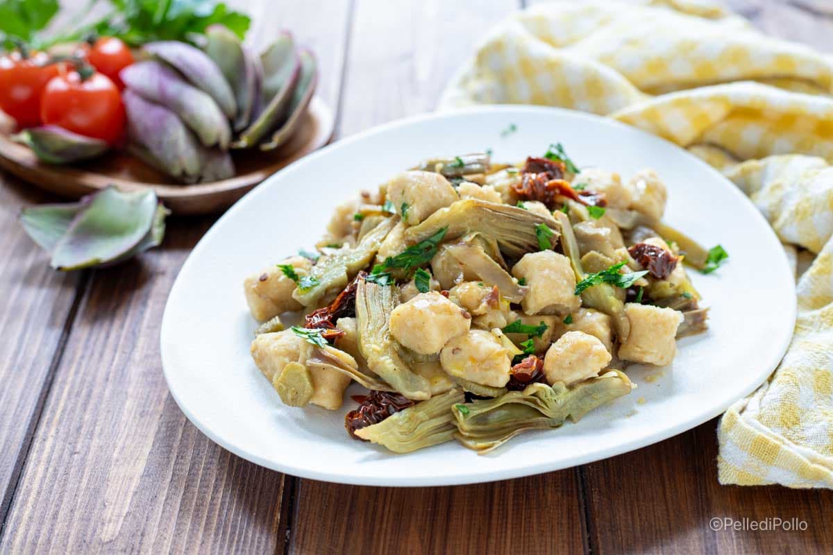 Gnocchi de pois chiches avec artichauts et tomates séchées