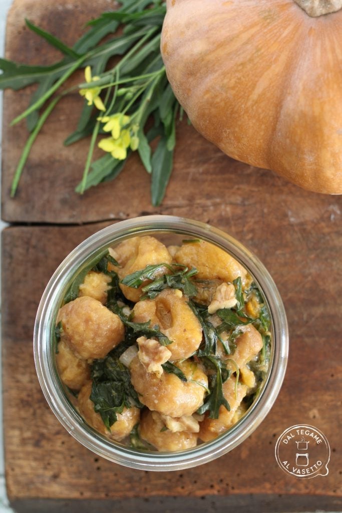 gnocchis faits avec de la courge assaisonnés avec de la roquette et des noix cuits dans un bocal au micro-ondes avec la technique de la cuisson en bocal