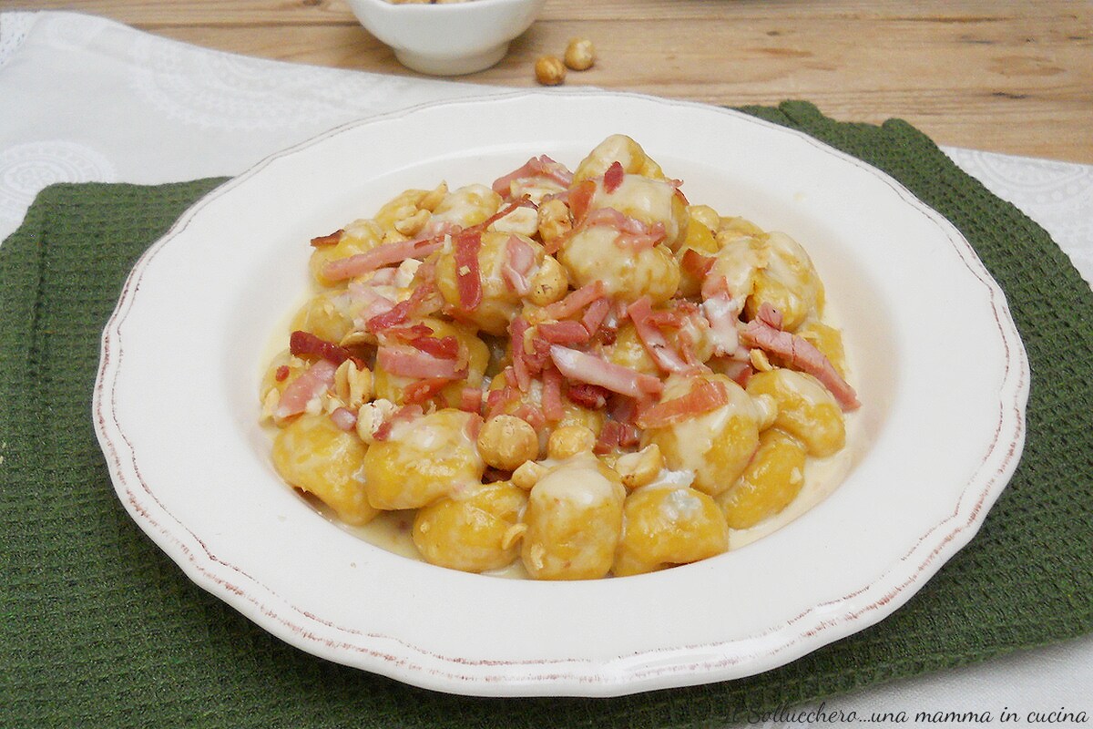 Gnocchis à la courge avec taleggio, speck et noisettes