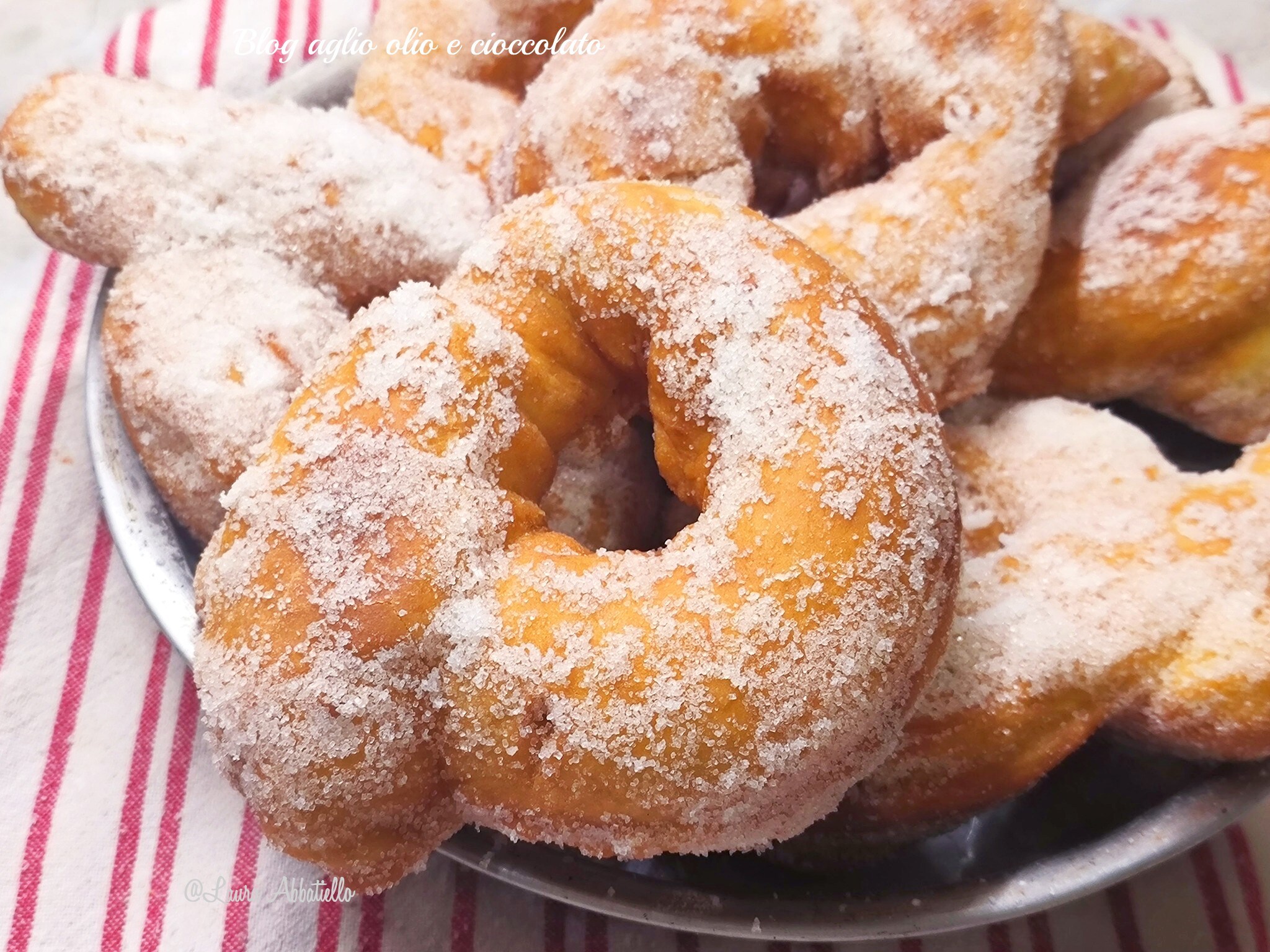 GRAFFE NAPOLITAINES GÉANTES QUI FONDENT DANS LA BOUCHE LÉGÈRES ET SUCRÉES MÊME SI ELLES SONT FRITES