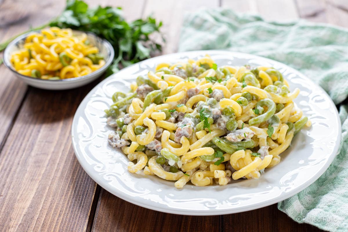 Gramigna avec saucisse, crème et petits pois