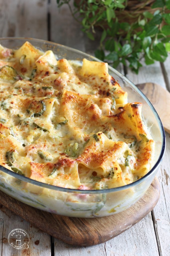 recette de pâtes gratinées au four sans tomate et blanches avec béchamel, jambon et provola