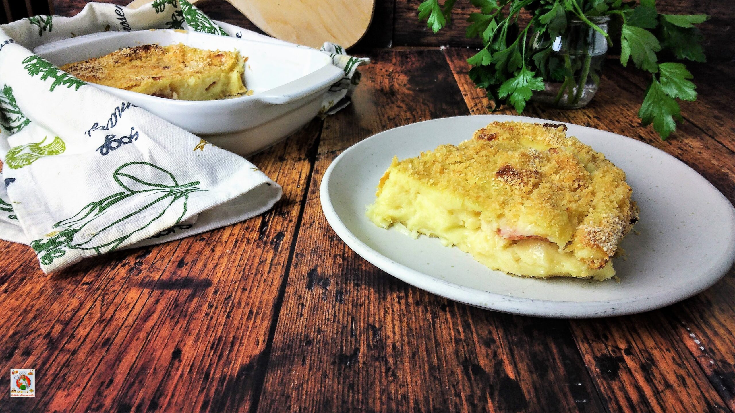 Gratin de pommes de terre au four avec salami et scamorza : un plat riche et savoureux au cœur fondant.
