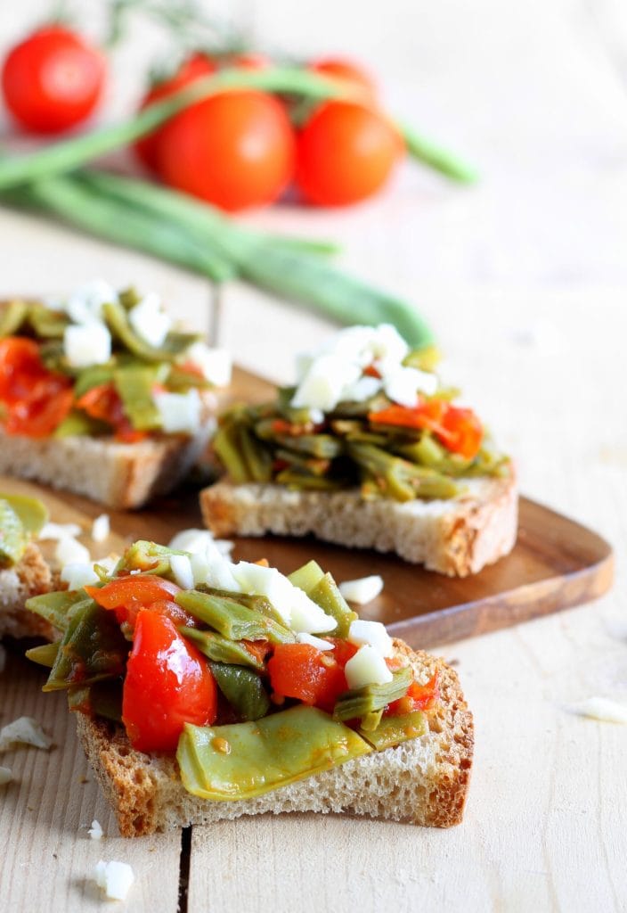Crostini avec haricots plats et mozzarella
