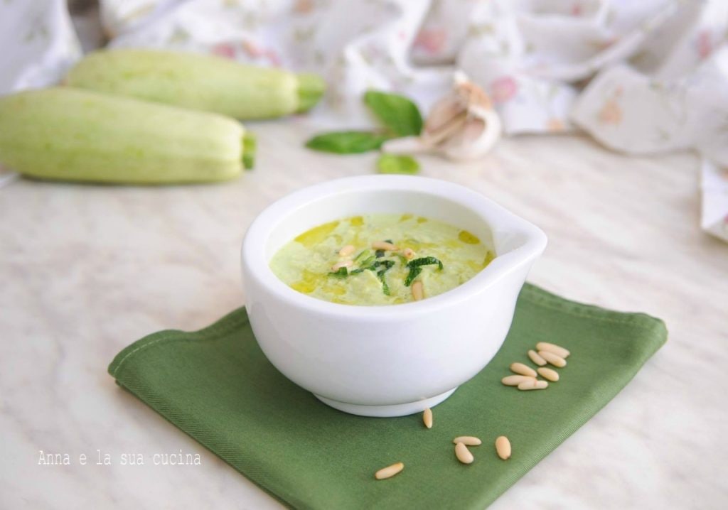 Crème de courgettes délicate sans cuisson