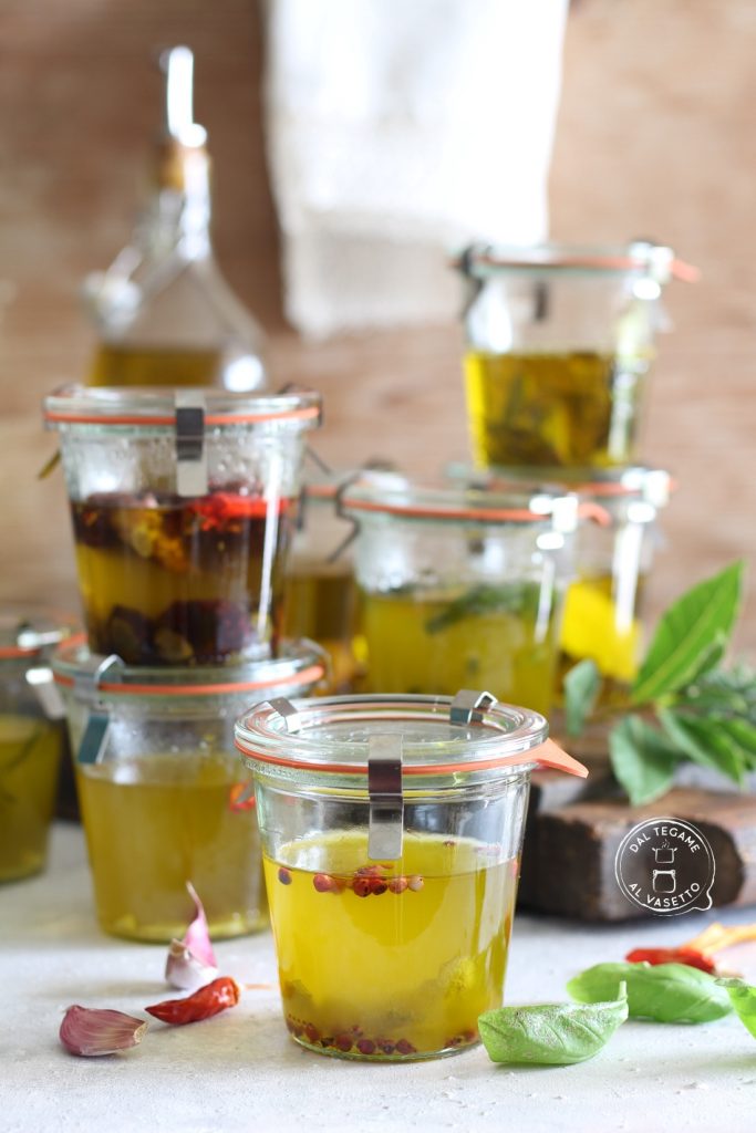 huiles en pot aromatisées avec épices et herbes aromatiques en cuisson sous vide au micro-ondes
