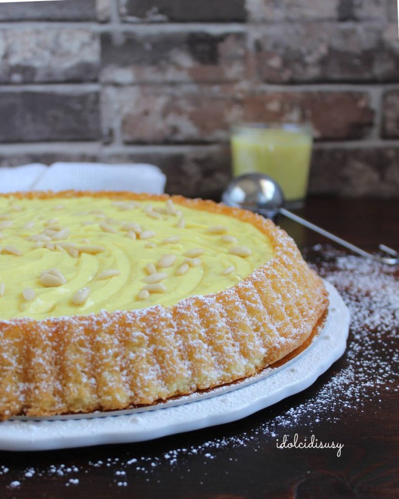 tarte douce avec crème à la vanille vue de côté avec décoration sucre glace