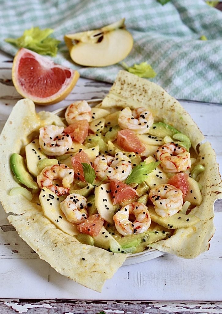 Salade de crevettes marinées aux agrumes sur pain carasau