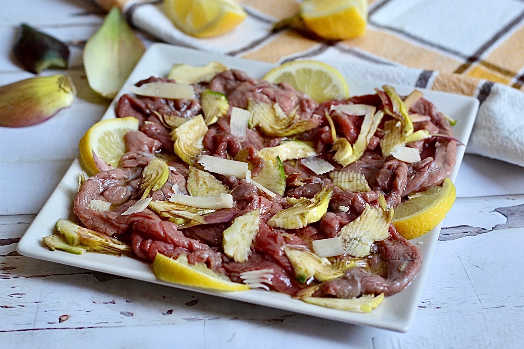 Carpaccio de viande mariné au citron et artichauts croustillants