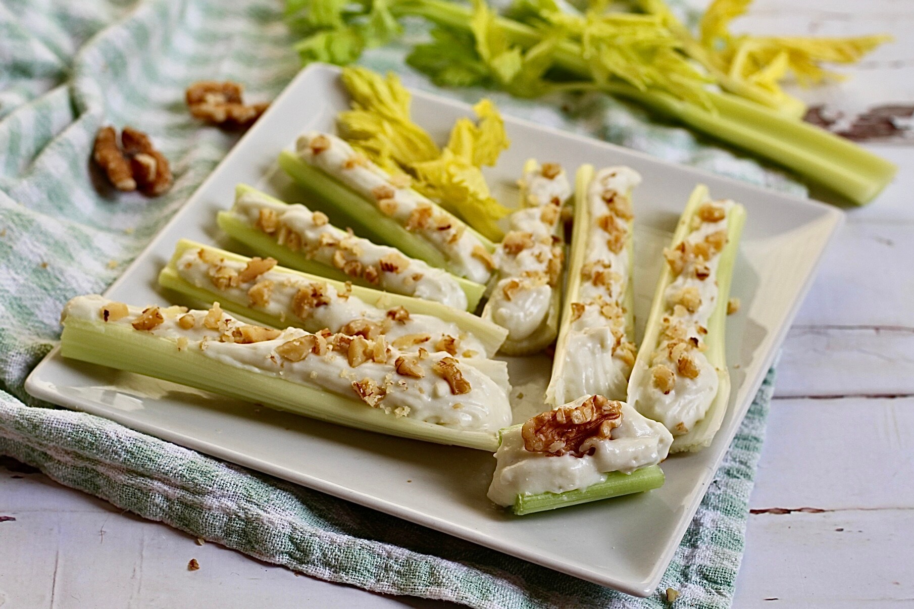 Bouchées de céleri au gorgonzola avec noix croquantes