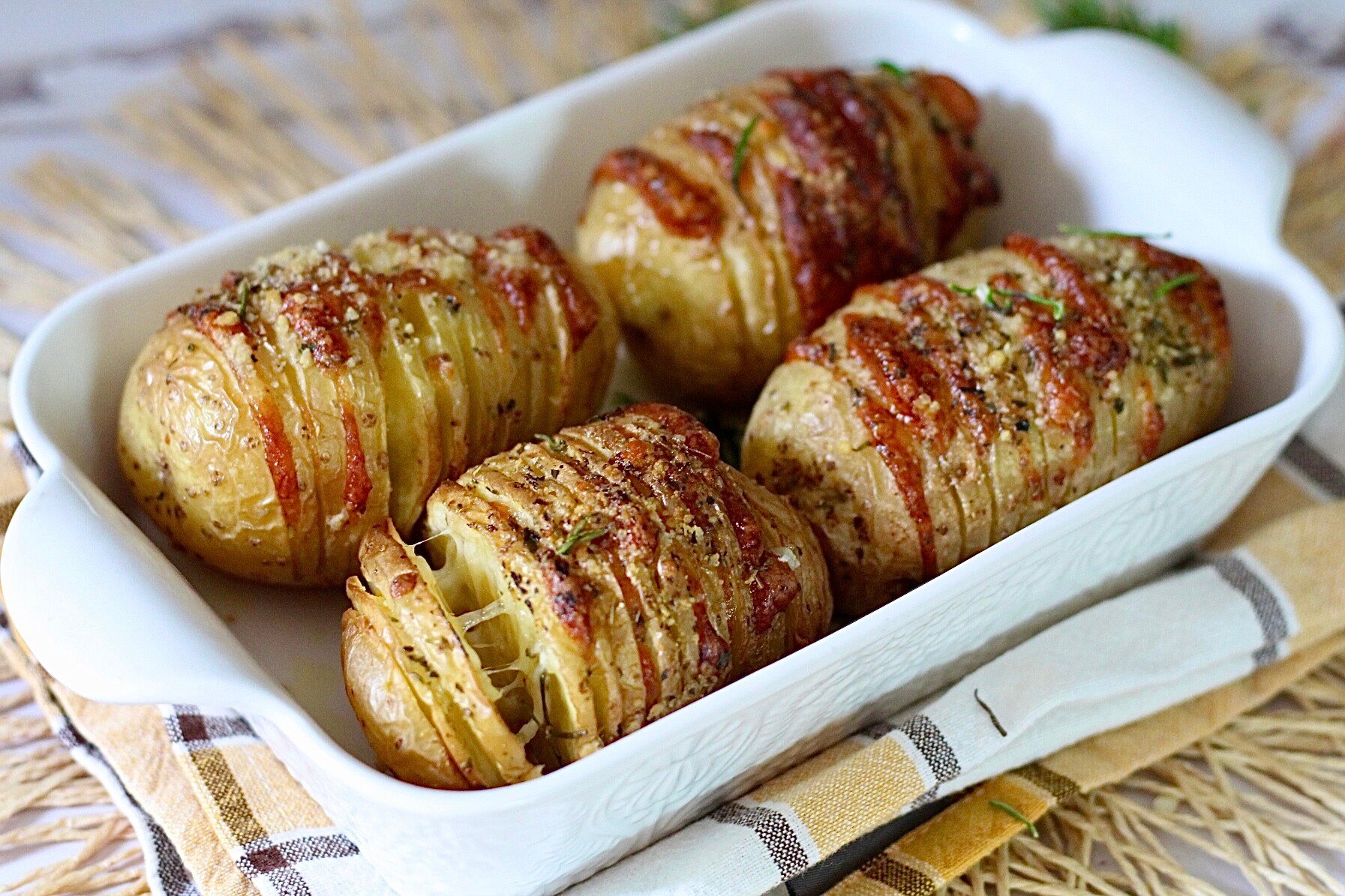 Pommes de terre en accordéon à la friteuse à air avec cœur fondant