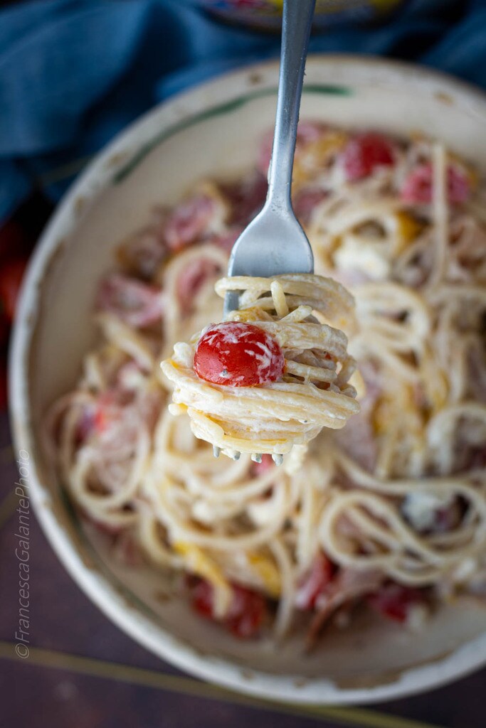 Salade de spaghettis avec stracciatella tomates cerises et speck
