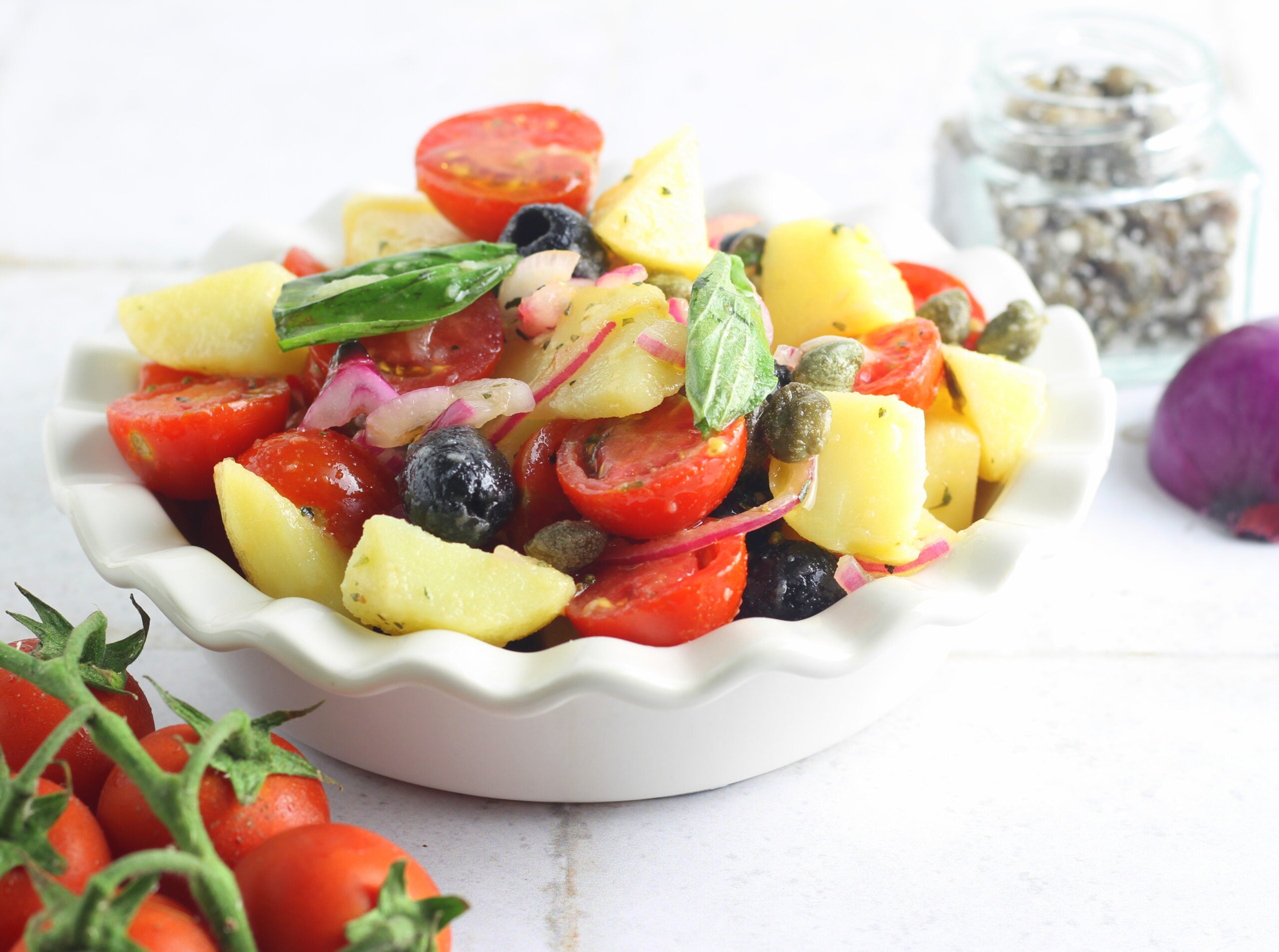 Salade Pantesque avec pommes de terre, tomates et oignons