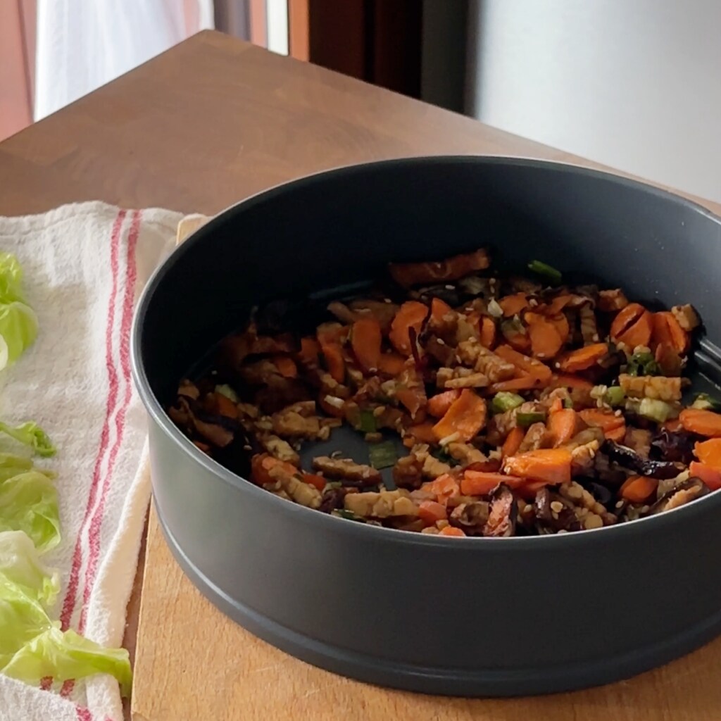 mélange de légumes et tempeh cuit dans la friteuse à air