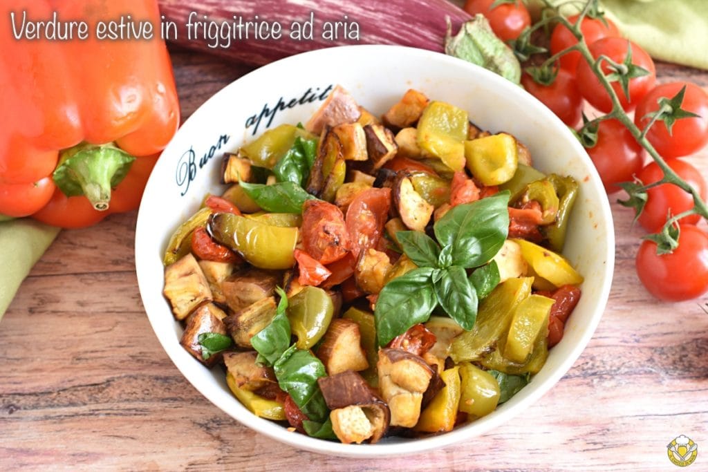 légumes d'été à la friteuse à air poivrons aubergines tomates rôties dans l'airfryer prêtes en quelques minutes