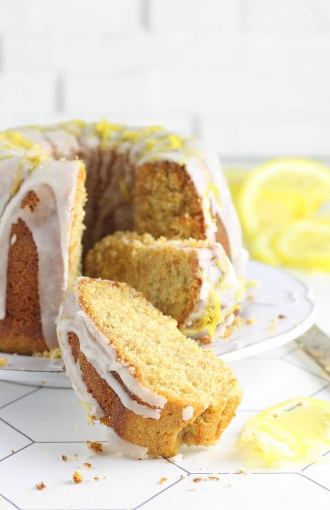 Gâteau au jus de citron avec glaçage