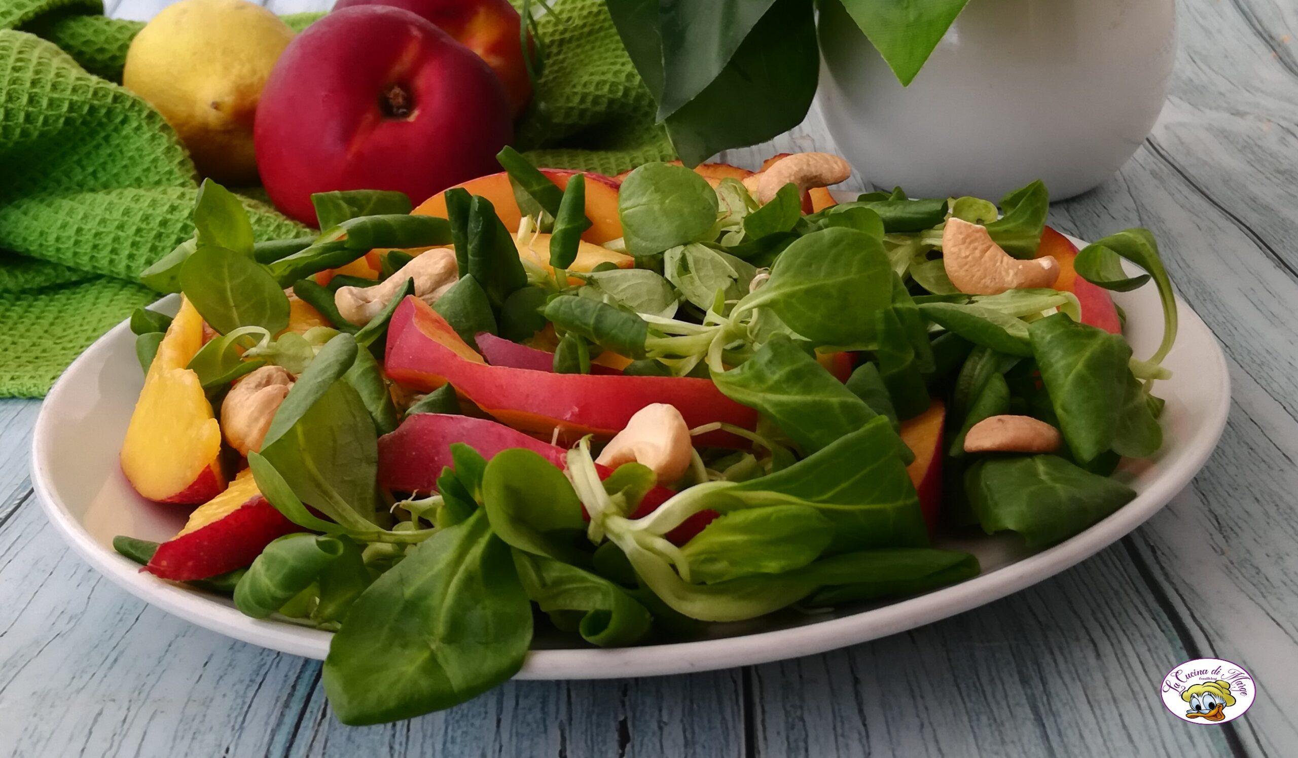 Salade d’été avec mâche et pêches