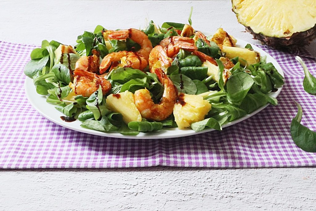 Salade de mâche avec crevettes et ananas