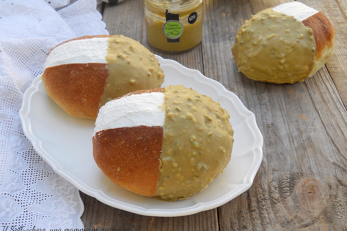 Maritozzi à la crème avec glaçage rocher à la pistache