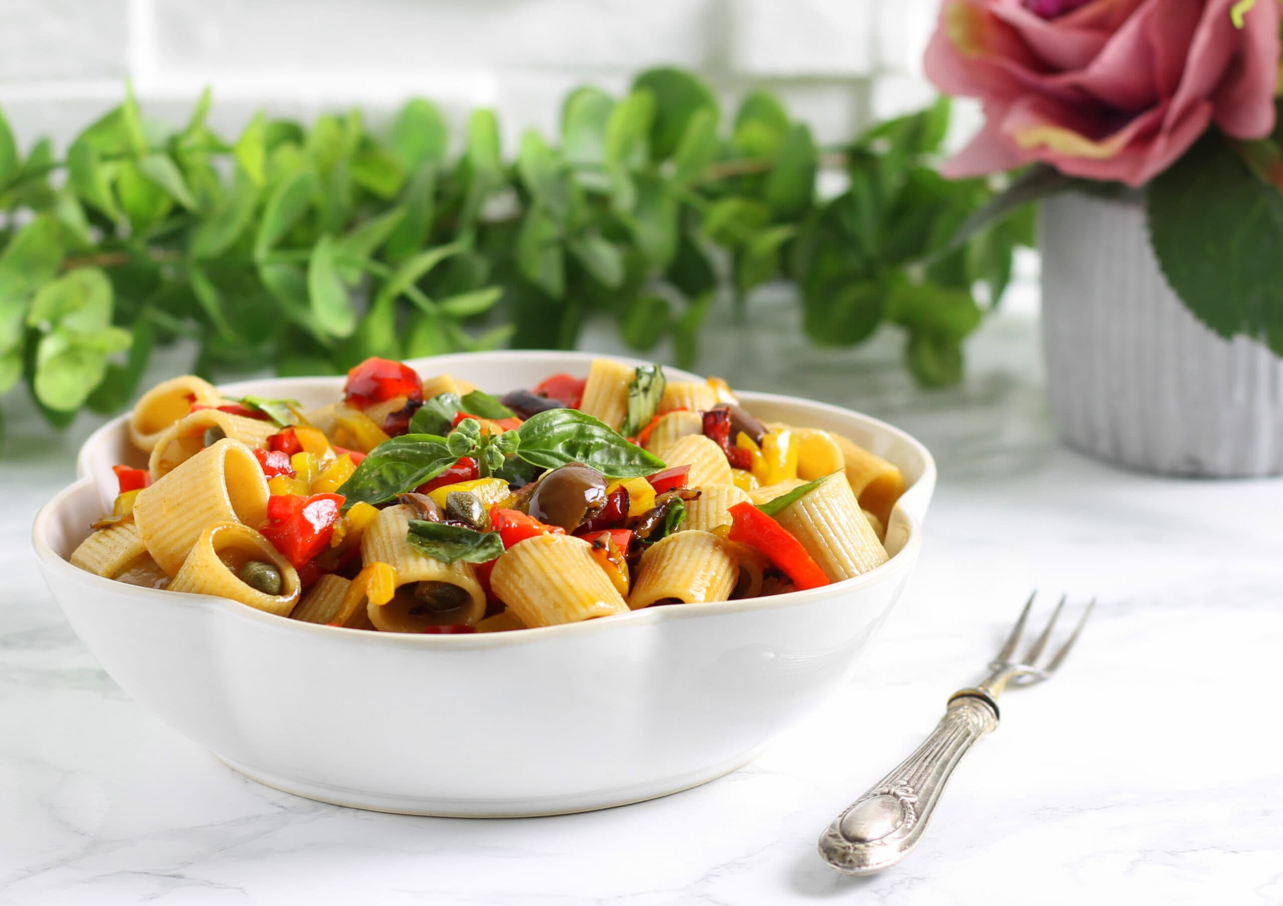 Pâtes froides avec poivrons et olives Taggiasche