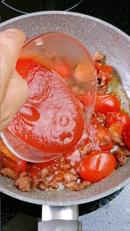 mezze maniche avec saucisse et tomates cerises