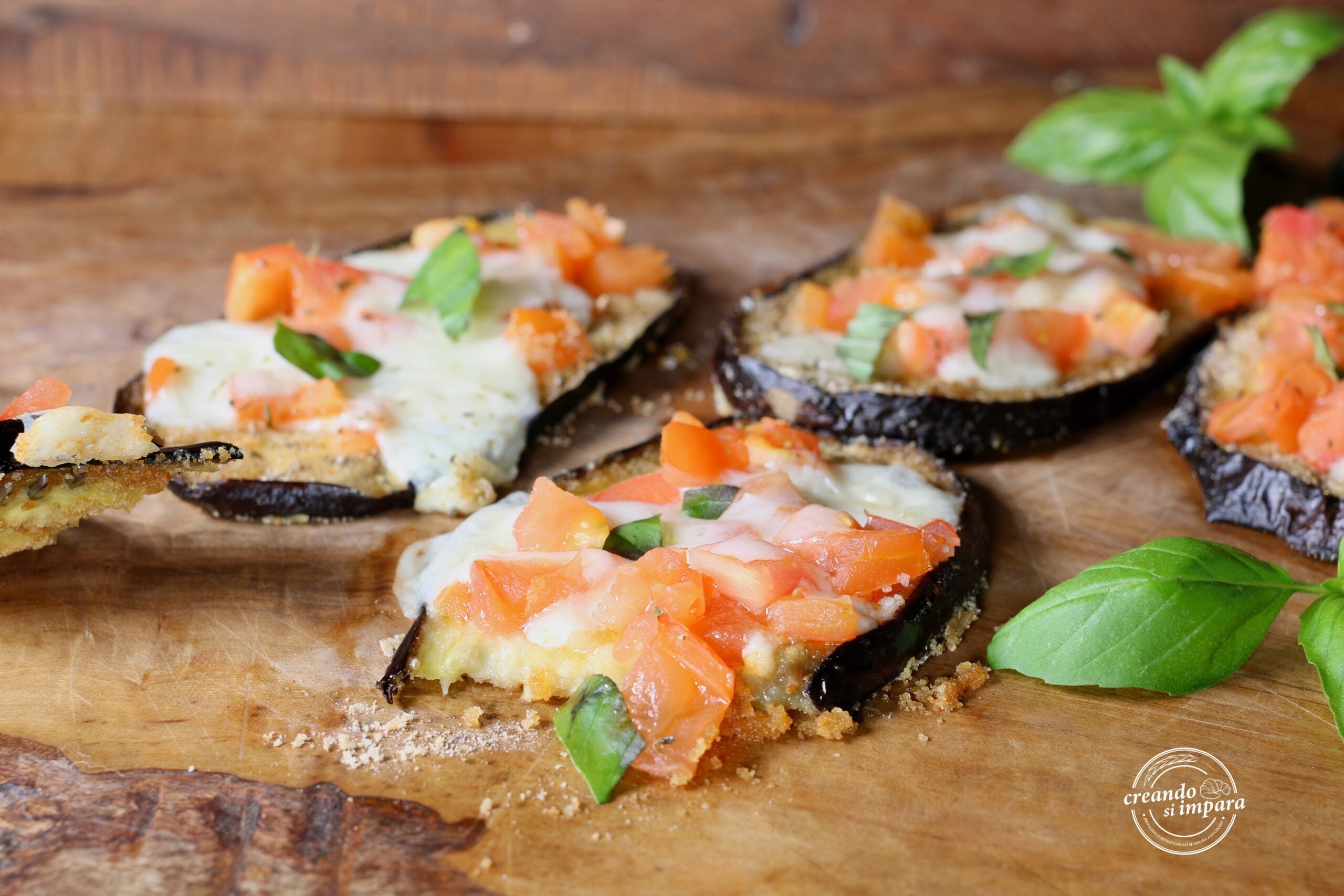 Mini-pizzas d’aubergines avec tomate fraîche