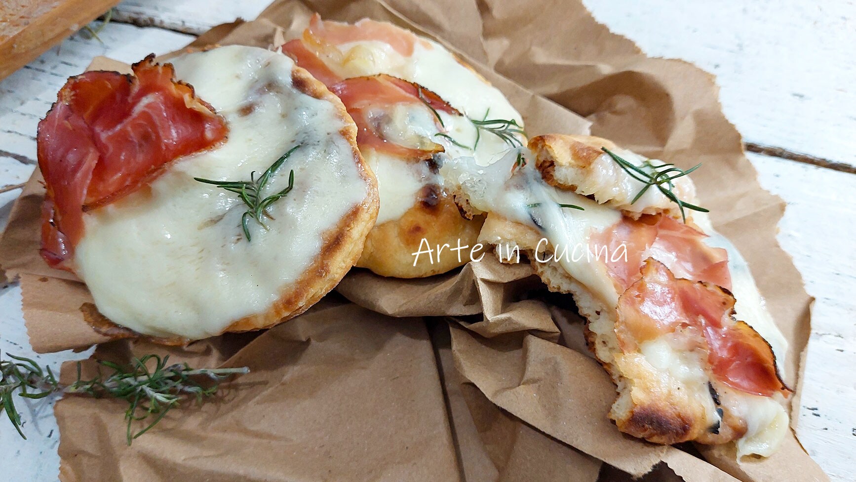 MINI-PIZZAS à la RICOTTA avec speck et provola