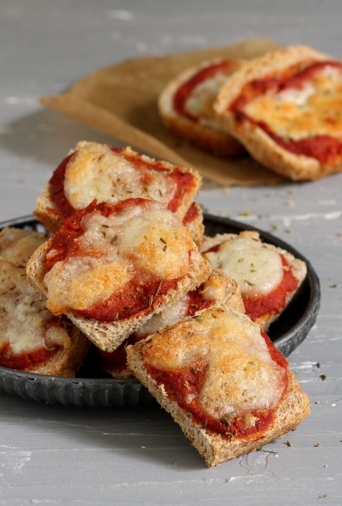 Mini-pizzas de pain de mie au four