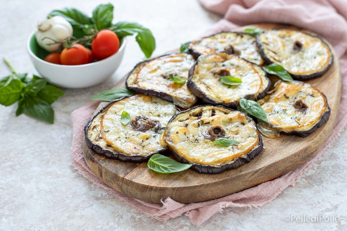 Mini-pizzas d’aubergines avec anchois et scamorza