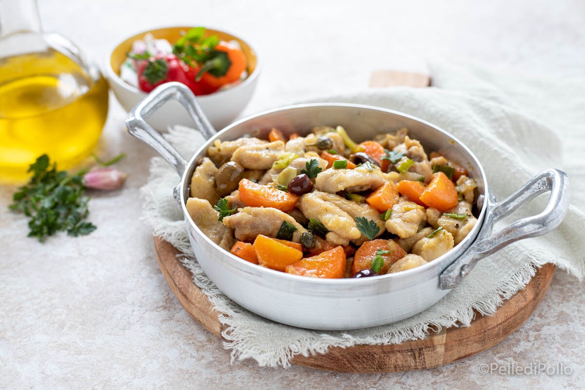 Morceaux de poulet avec légumes à la poêle