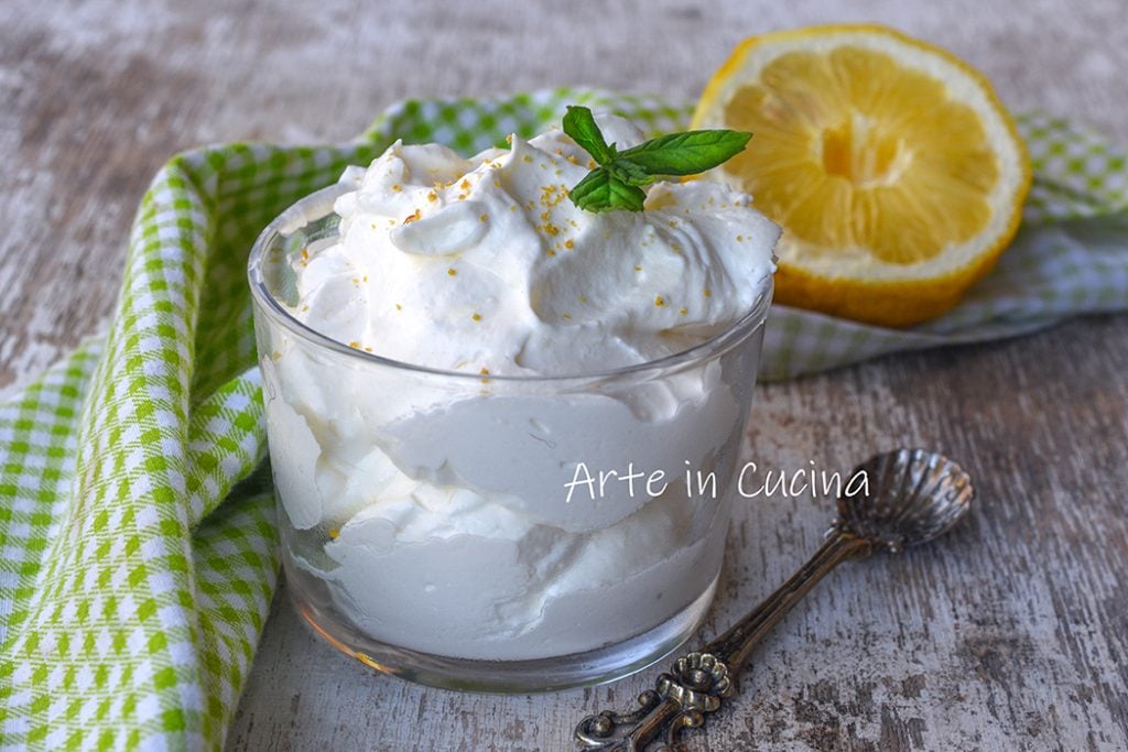 Mousse au citron aérienne et crémeuse avec blanc d'œuf monté