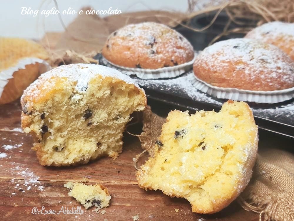 Muffins aux pépites de chocolat sans beurre très moelleux sans balance mélangez tout dans un bol ils en mangeront un après l'autre, ils sont parfaits pour une collation ou à emporter à l'école mais aussi comme dessert pour le petit déjeuner