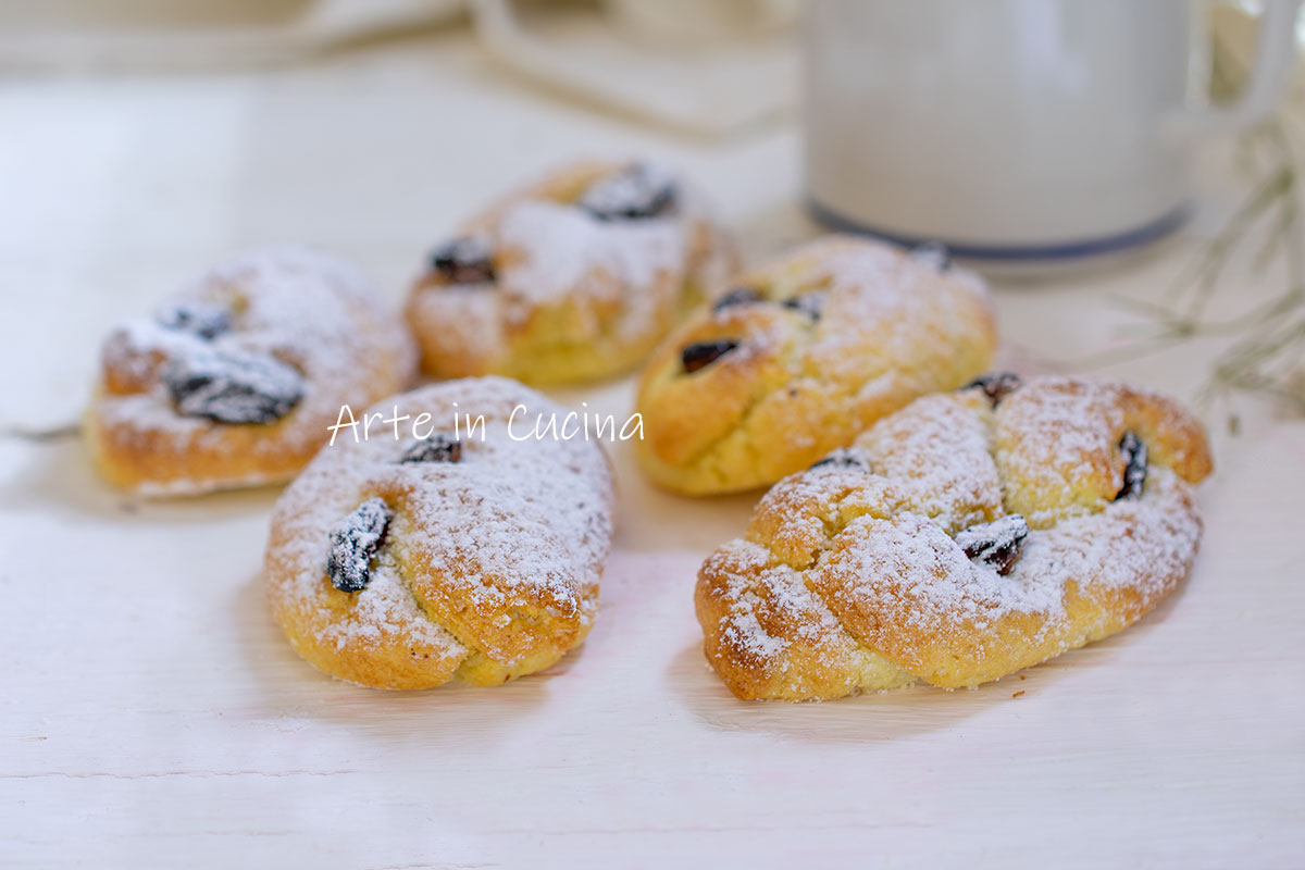Petits nœuds avec raisins secs biscuits croustillants