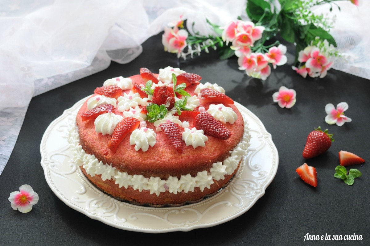 Gâteau aux fraises avec crème et chantilly