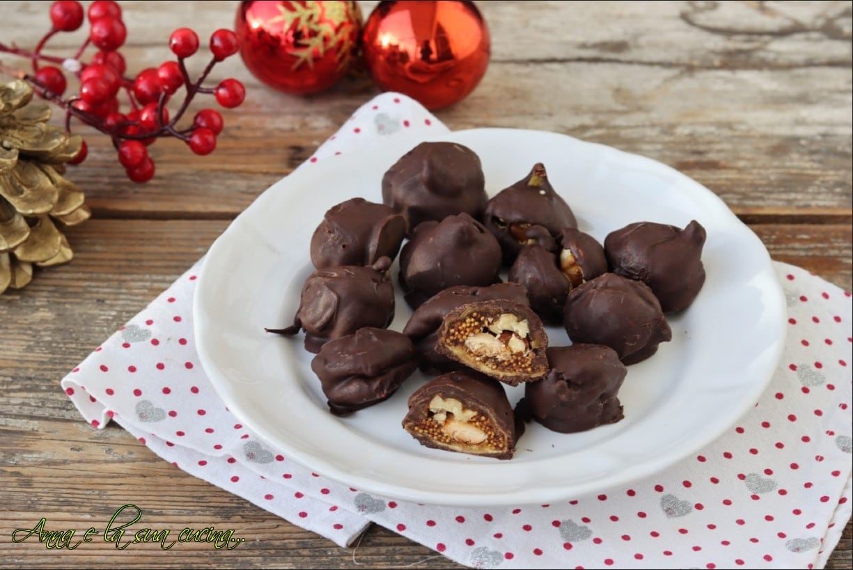 Figues sèches farcies de fruits secs enrobées de chocolat