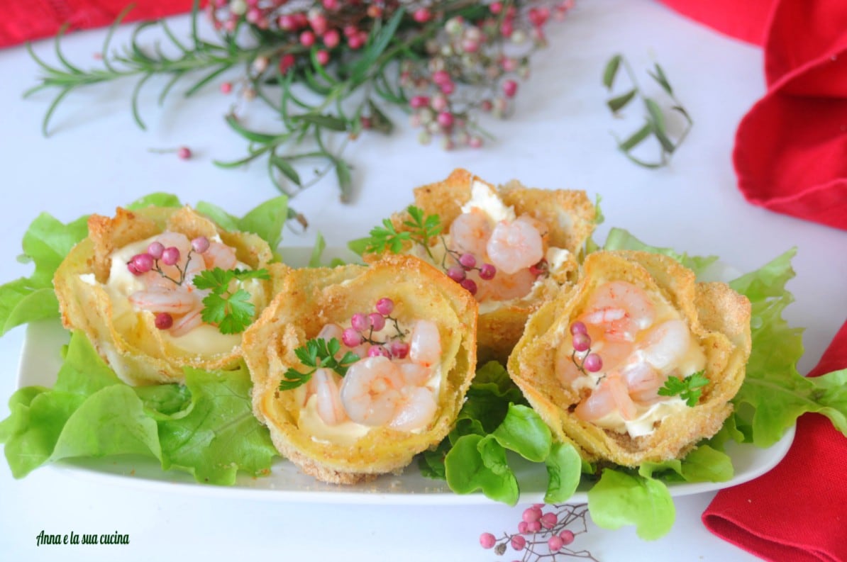 Paniers de pommes de terre émiettés avec fromage et crevettes