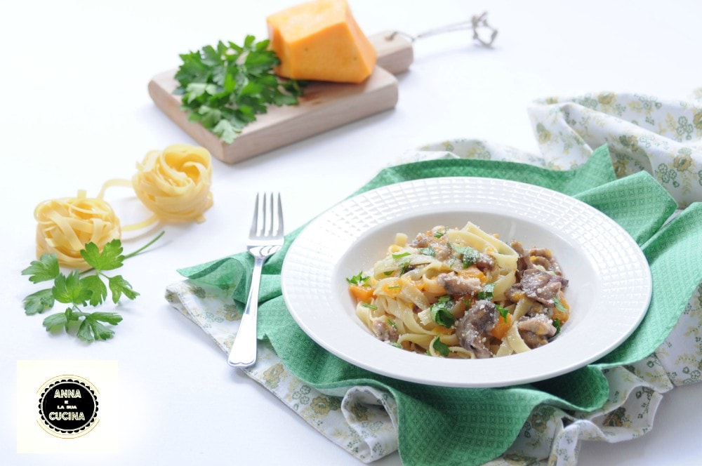 Tagliatelles aux champignons, potiron et saucisse