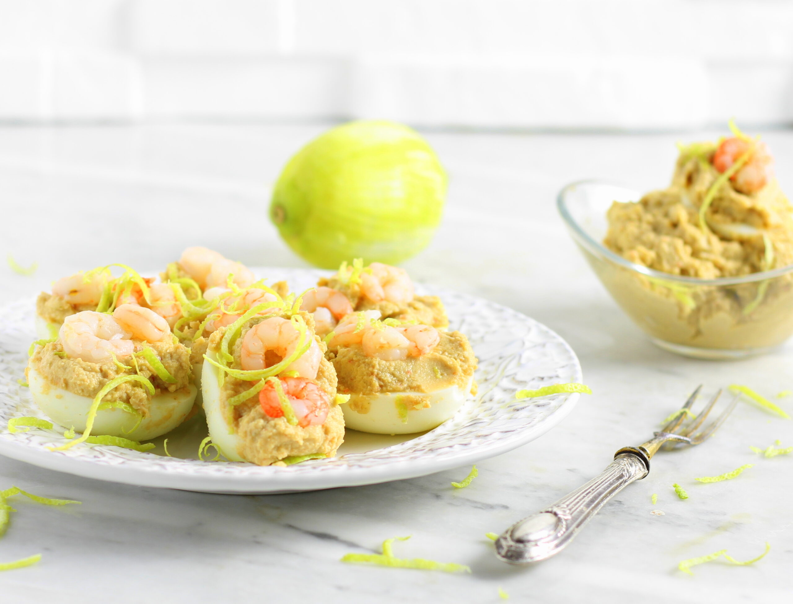 Œufs farcis aux crevettes et macédoine