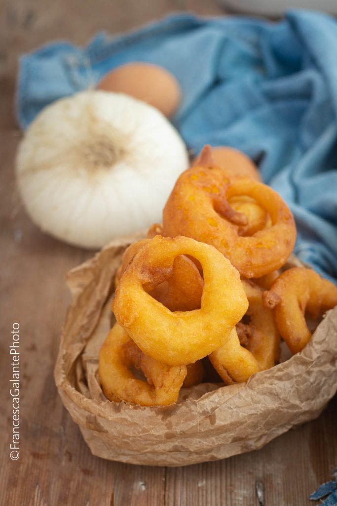 Rondelles d'oignon frites avec pâte montée