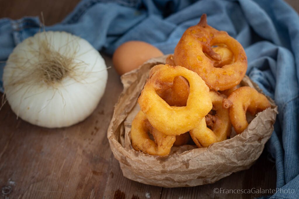 Rondelles d’oignon frites avec pâte montée