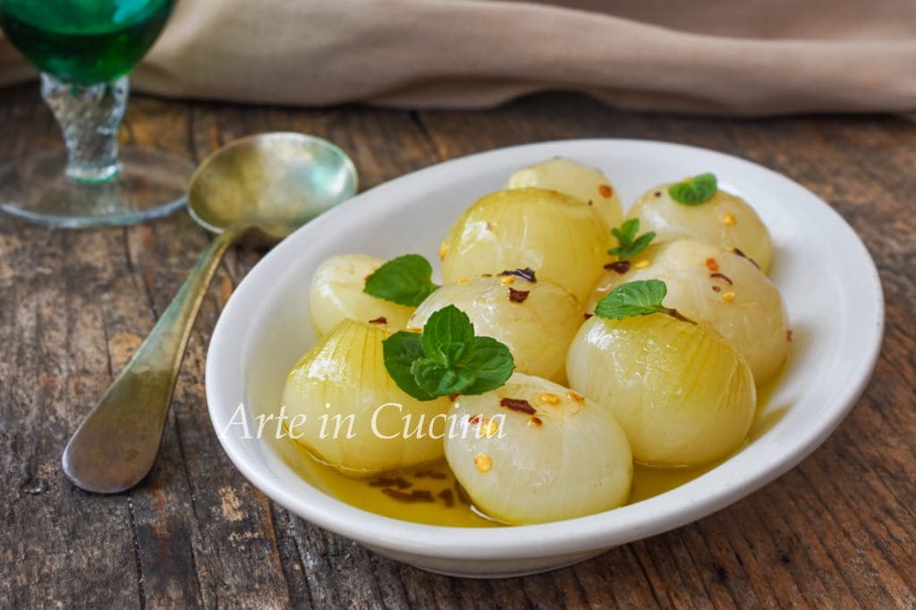 Oignons entiers cuits en casserole