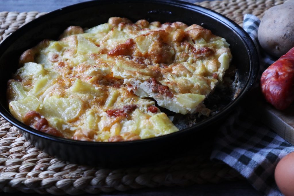 omelette avec pommes de terre et saucisse