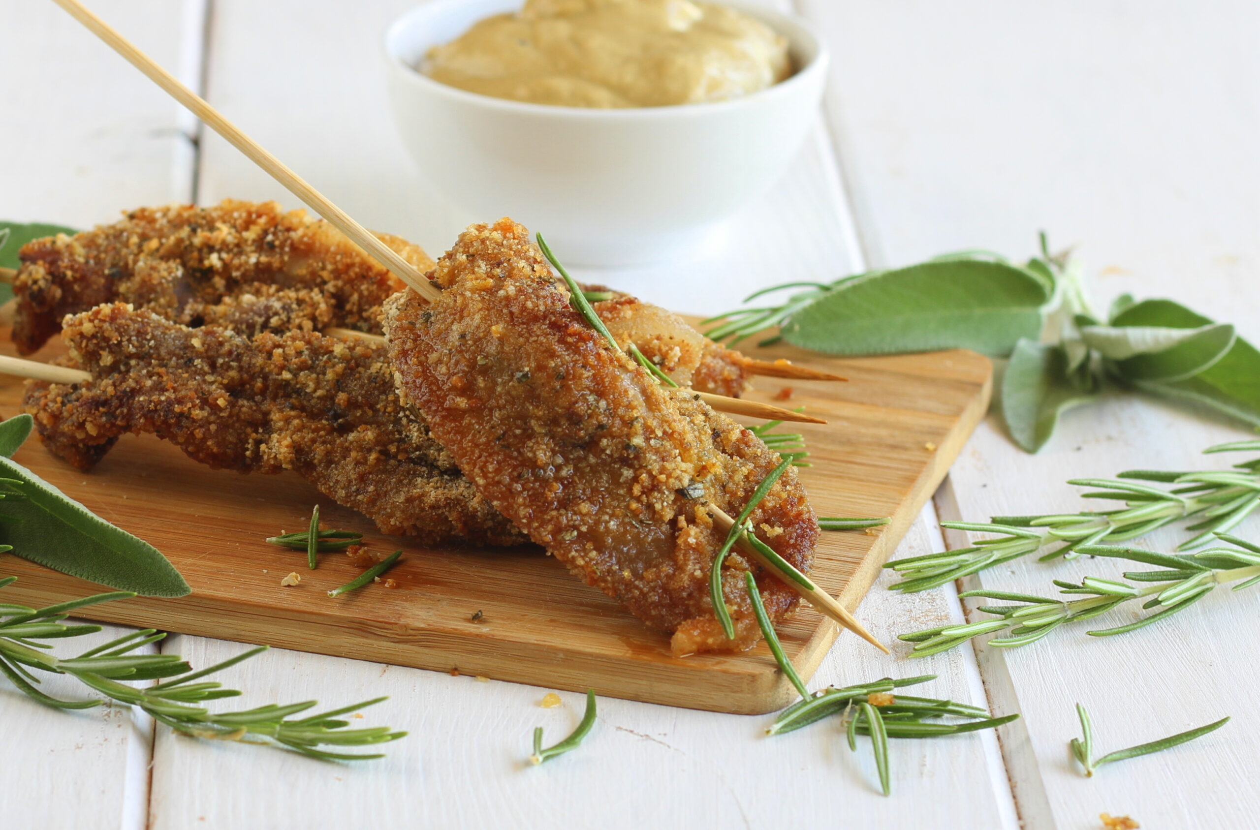 Brochettes de poitrine fraîche panée
