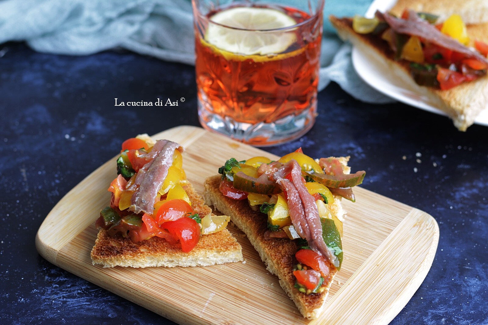 Pain avec tomates cerises jaunes et rouges