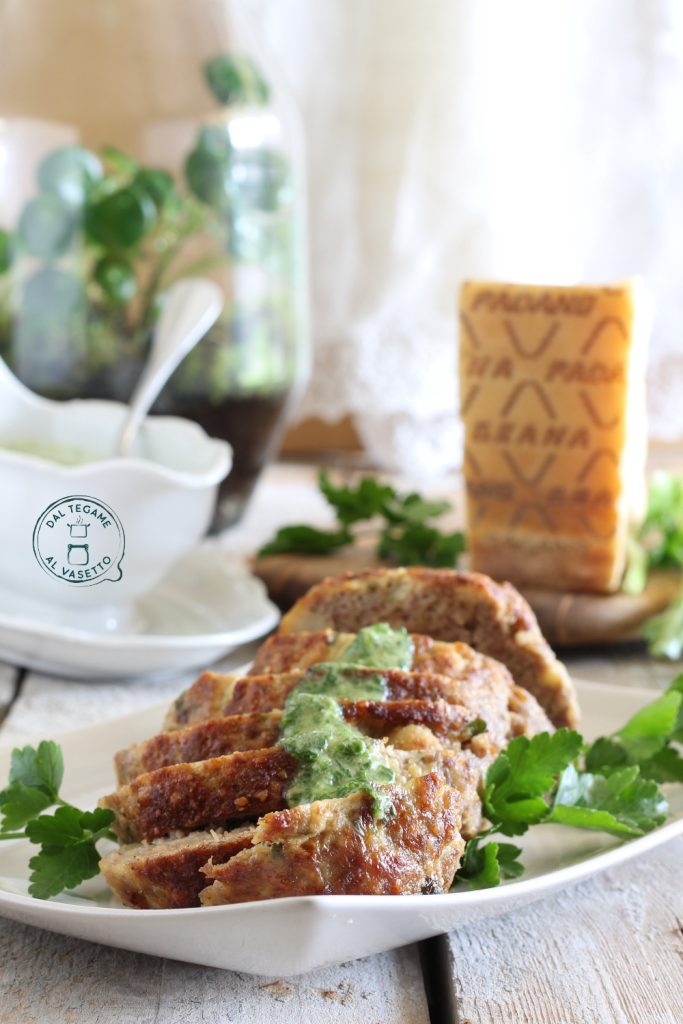 pain de viande sauce verte cuit dans la friteuse à air