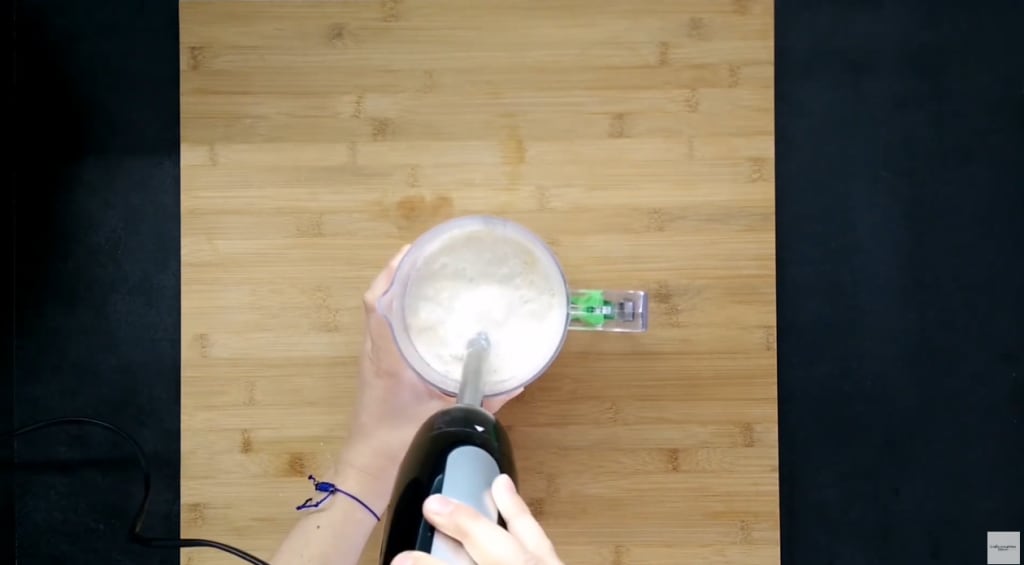 Je mixe les ingrédients pour préparer les pancakes rapides