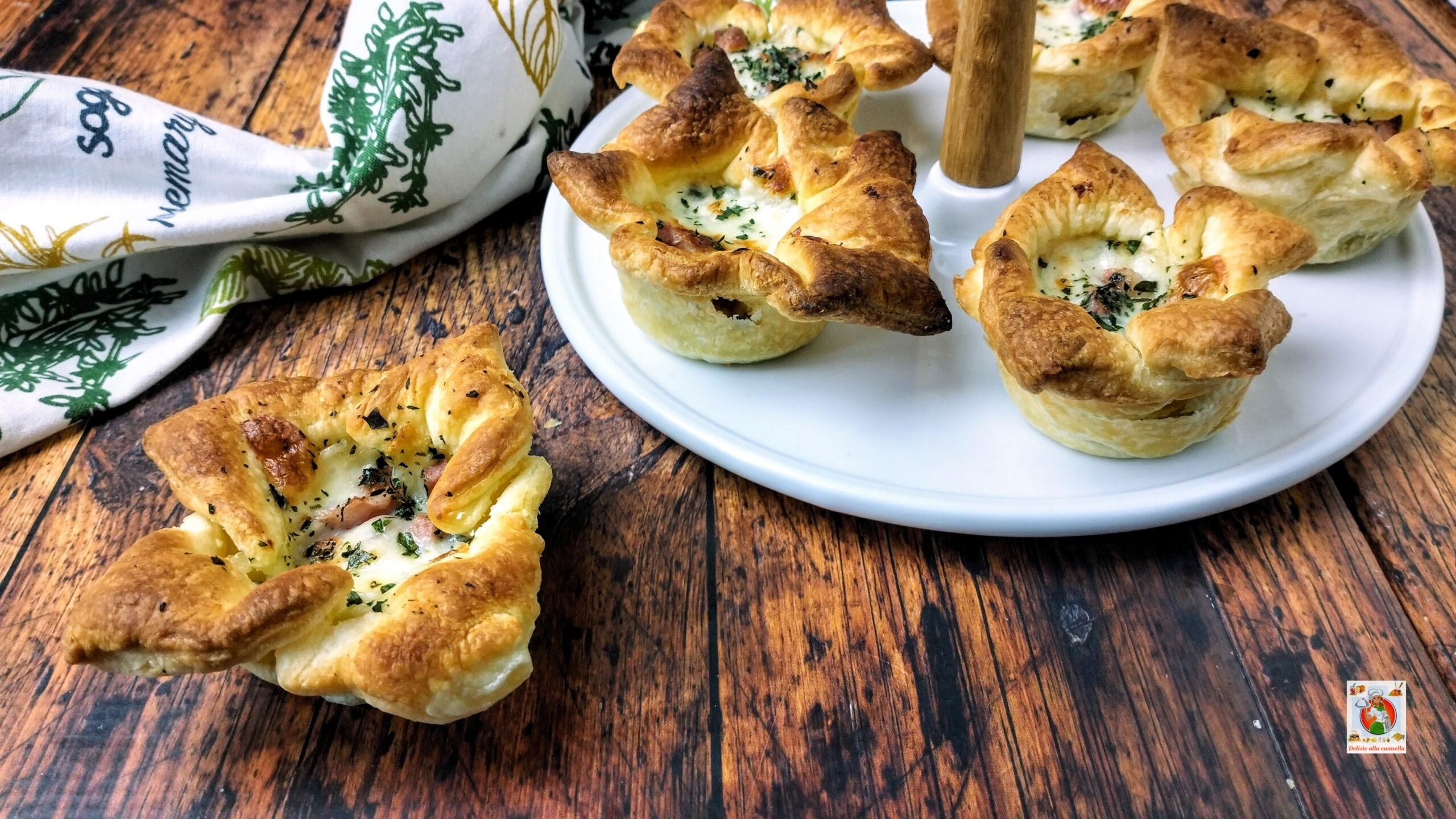 Paniers de pâte feuilletée avec pommes de terre, mortadelle et scamorza : délice gourmet riche en saveur et cœur fondant, avec une préparation facile et rapide.
