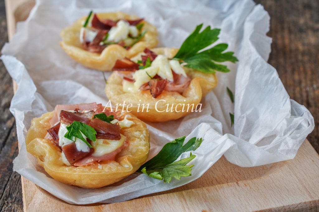 Paniers de pâte feuilletée fromage et charcuterie