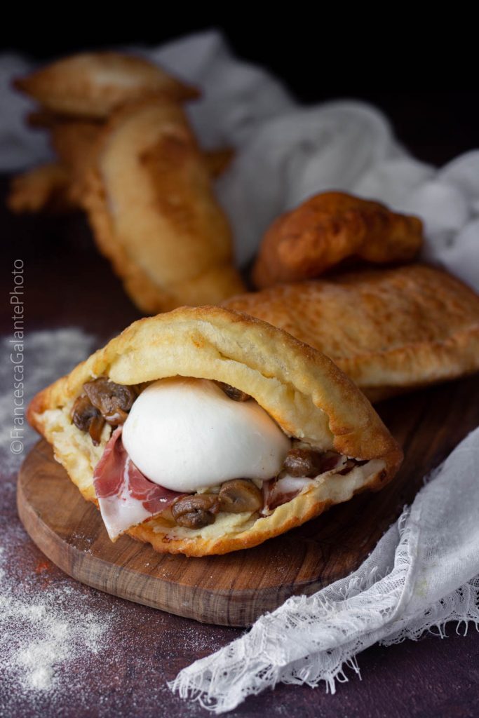 Panzerotto frit frit avec burrata, champignons et capocollo