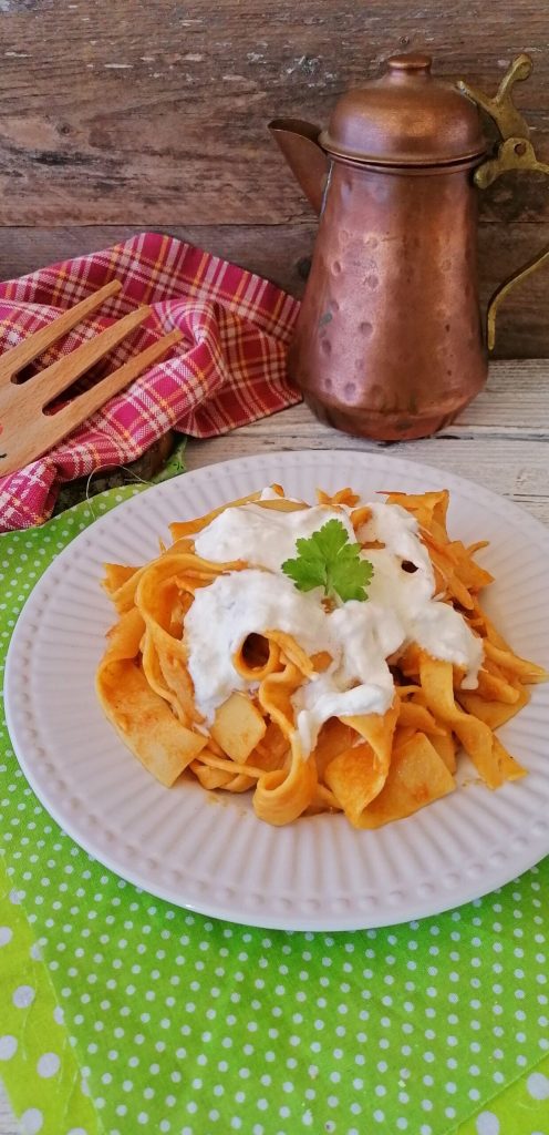 PAPPARDELLE CRÈME DE POIVRONS ET STRACCIATELLA